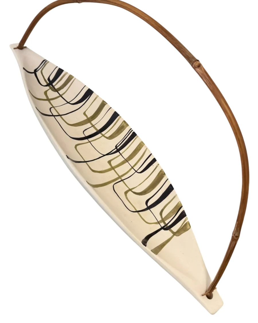 Grande coupe navette à décor géométrique vert et noir, anse en bambou, signé — Roger Capron