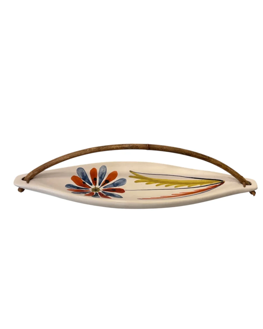 Coupe navette à décor de fleurs, anse en bambou, signé — Roger Capron
