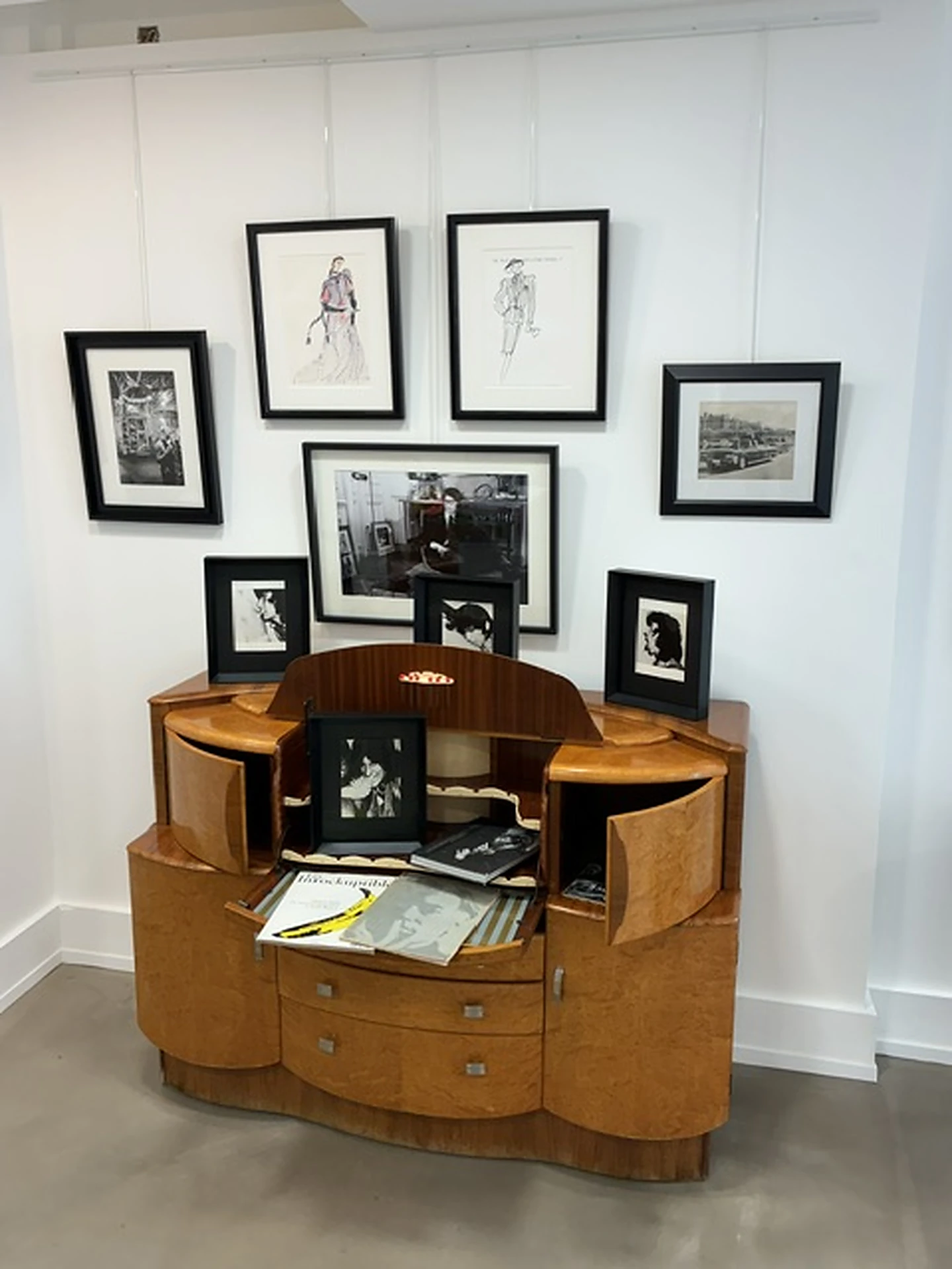 Mobilier Art déco et œuvres présentés dans la galerie