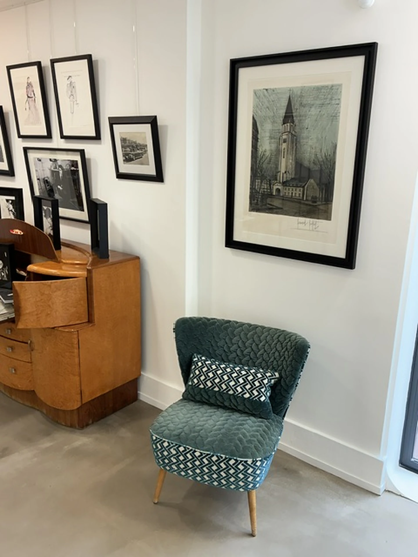 Fauteuil vert, mobilier et œuvres dans la Galerie Histoire d’Art