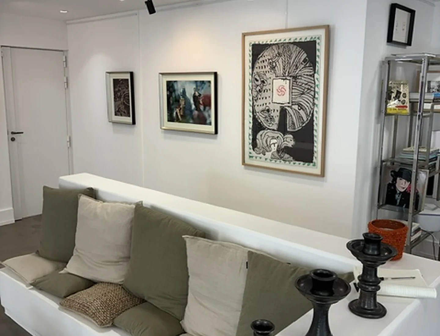 Espace salon et accrochage de la Galerie Histoire d’Art