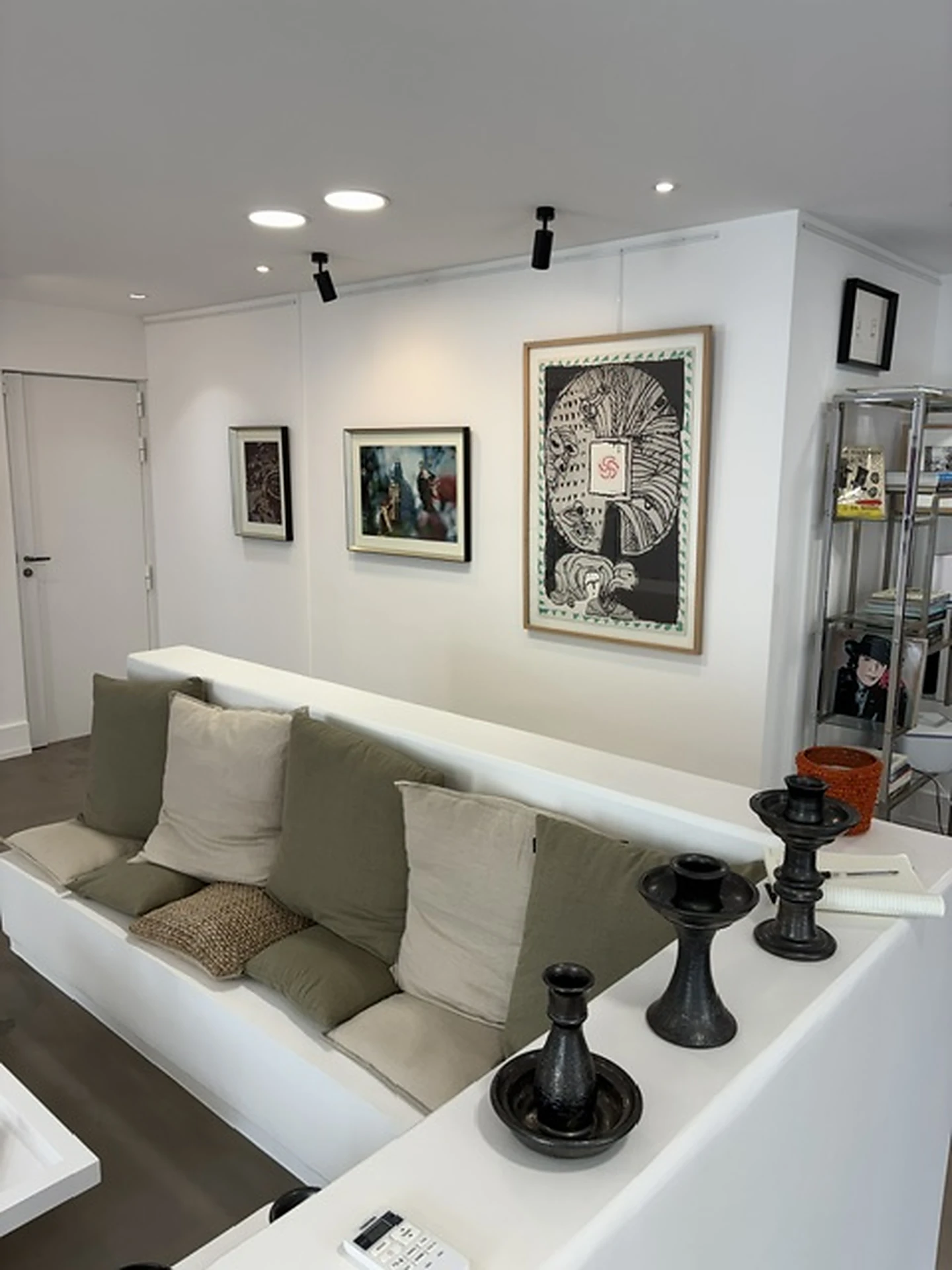 Espace salon et accrochage de la Galerie Histoire d’Art